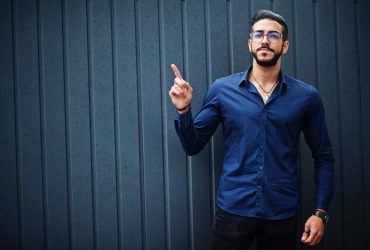 με τι χρωμα ταιριαζει το μπλε σκουρο στα ρουχα και τη διακοσμηση