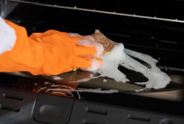 Πως να καθαρισω τον φουρνο δραστικα και γρηγορα με φυσικο τροπο
