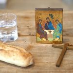 Γιατι νηστευουμε τεταρτη παρασκευη; εικονα με σταυροκαι αρτο
