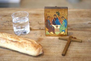 Γιατι νηστευουμε τεταρτη παρασκευη; εικονα με σταυροκαι αρτο