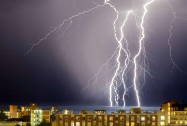 τι τραβαει τουσ κεραυνουσ