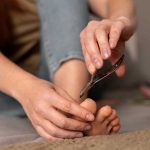 Γιατι δεν κοβουμε τα νυχια μας βραδυ; γυναικα κοβει νυχια