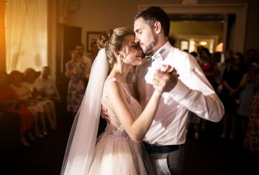 με ποια σειρα χορευουν οι συγγενεισ στον γαμο