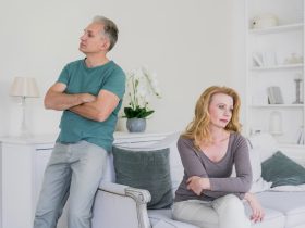 βαζει την οικογενεια του πανω απο εμενα