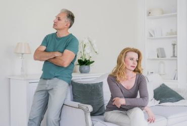 βαζει την οικογενεια του πανω απο εμενα