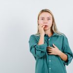 κοπελα με επιμονο λοξιγκα που θελει να τον σταματησει γρηγορα